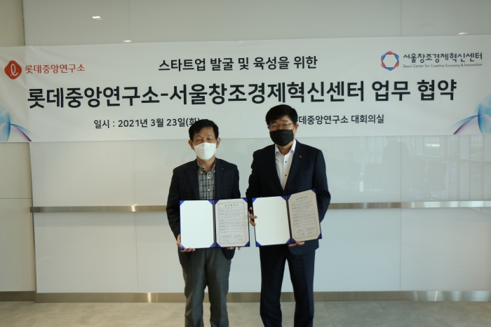23일 이경훤 롯데중앙연구소장(오른쪽)이 한정수 서울창조경제혁신센터장 과 우수 스타트업 육성을 위한 업무 협약 체결 후 기념 촬영을 하고 있다. 사진=롯데중앙연구소 제공