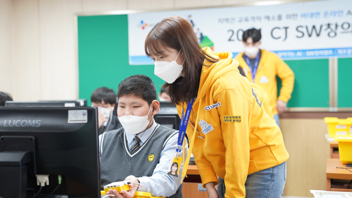 제주중학교 학생이 CJ SW창의캠프 수업에 참여하고 있는 모습. 사진=CJ올리브네트웍스 제공