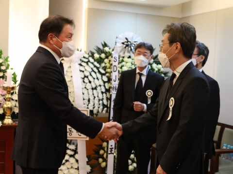 故 신춘호 빈소 밤새 지킨 신동원·서경배···최태원·송용덕·김윤 조문