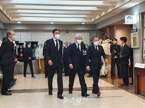 신춘호 회장 빈소 이틀째···정몽규·박정원 조문