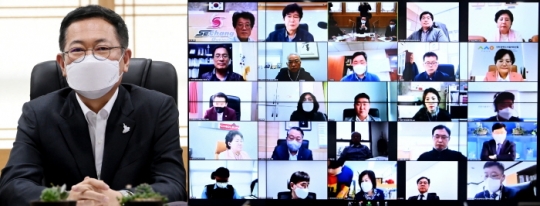 박남춘 인천시장이 26일 시청 접견실에서 열린 제2기 인천광역시 일자리위원회 온라인 통합출범식에서 참석자들과 의견을 나누고 있다.