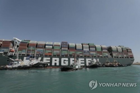 ‘마비’ 수에즈운하, 준설·예인선 추가투입···만조 이용해 선체 부양 시도