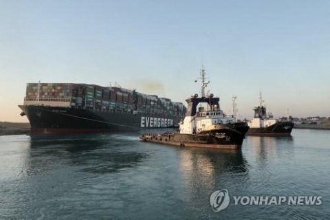 수에즈 운하 ‘정상화’ 근접···대기선박 내일 중 통과