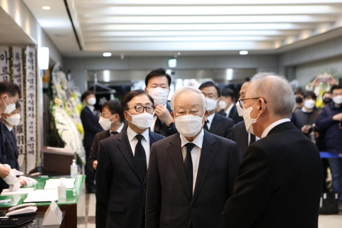 손경식 한국경영자총연합회 회장(CJ그룹 회장)이 29일 오후 서울 종로구 서울대병원 장례식장에 마련된 고(故) 신춘호 농심 회장의 빈소를 찾아 고인을 추모했다. 사진=농심 제공