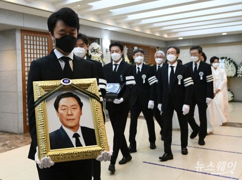 ‘라면왕’ 신춘호의 마지막 출근···신동원 “농심 철학 이을 것”