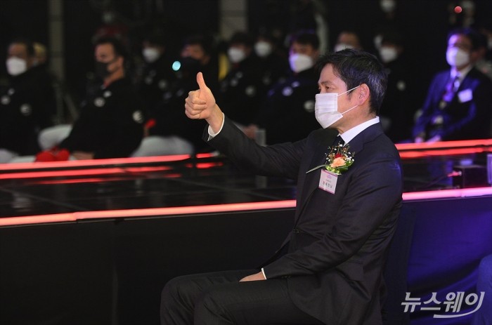 신세계그룹 ‘SSG 랜더스’ 창단식. 사진=이수길 기자 leo2004@newsway.co.kr SSG 랜더스 구단주 정용진 신세계그룹 부회장이 30일 오후 서울 중구 웨스틴조선호텔에서 열린 KBO리그 프로야구 ‘SSG 랜더스’ 창단식에서