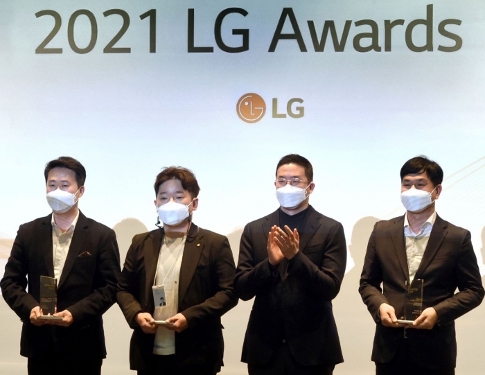 30일 오후 서울 마곡 LG사이언스파크에서 개최한 ‘LG 어워즈’에서 구광모 LG 대표가 일등LG상 수상자들과 기념 촬영을 하고 있다. 사진=LG 제공