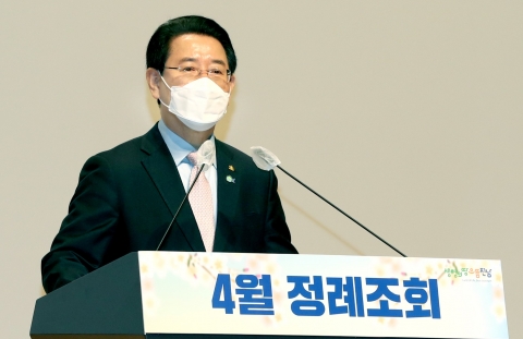 김영록 지사가 1일 오전 도청 김대중강당에서 실·국장, 과장 등 신규직원들이 참여한 가운데 공감과 소통을 위한 ‘4월 정례조회’ 에서 조회말을 하고 있다