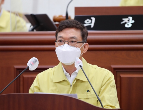 무안군의회 이정운 의원이 지난달 31일 제270회 임시회 제2차 본회의에서 염해농지 태양광 발전사업 추진을 반대하는 성명을 발표하고 있다.