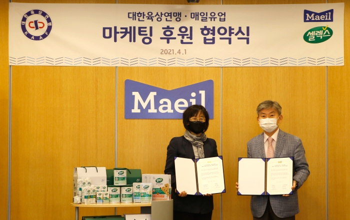 김선희 매일유업 대표(왼쪽)가 임대기 한국육상연맹 회장과 기념 촬영을 하고 있다. 사진=매일유업 제공
