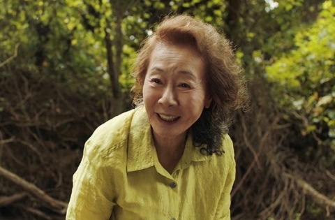 윤여정, 오스카 여우조연상 예측 투표서 압도적 1위