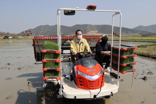 명현관 군수가 7일 올해 첫 모내기를 실시한 해남 고천암 들녘에서 자율주행 이앙기를 활용한 모내기 시연을 하고 있다.