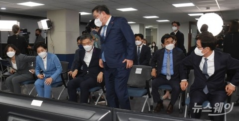 민주당, 재보선 책임지고 지도부 총사퇴