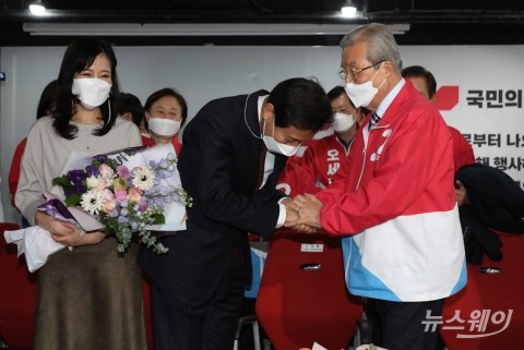 당 떠나는 김종인 “재보선, 자신들의 승리로 착각 말라”