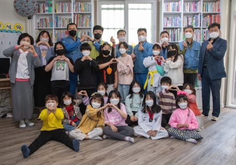 광양제철소, 덕례지역아동센터에 손수 만든 목공품 전달