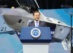 문 대통령 “독자개발 한국형 전투기 ‘KF-21 보라매’, 자주국방 새 시대 열려”