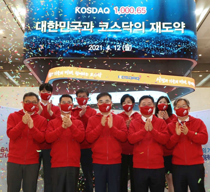 한국거래소 임직원들이 12일 오후 코스닥지수 1000p 돌파를 기념해 색종이를 날리는 퍼포먼스를 진행하고 있다. 사진=한국거래소 제공