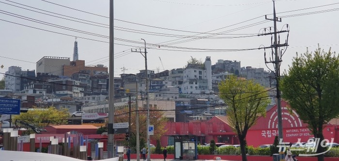 서울역 뒤쪽에서 바라 본 용산구 서계동 일대 전경. 사진 = 김소윤 기자