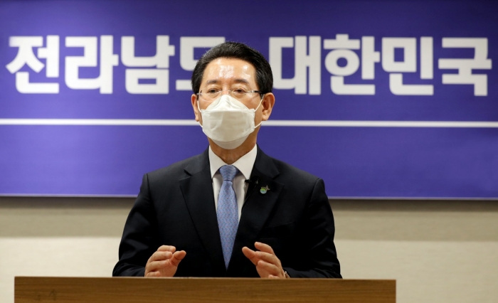 김영록 전라남도지사가 14일 서울 한국프레스센터에서 ‘한국섬진흥원 목포 유치’를 환영하는 성명서를 발표하고 있다.