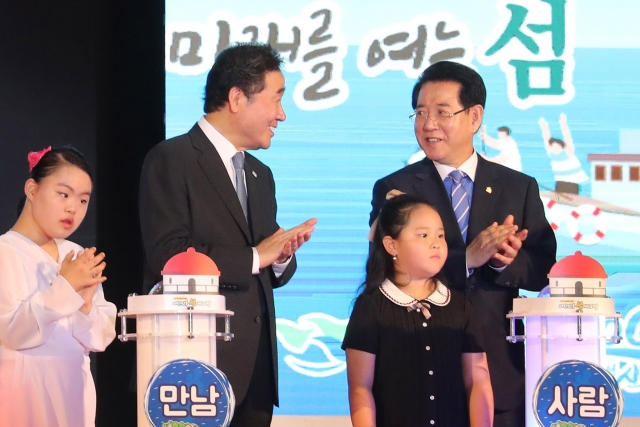 2019년 개최된 제1회 섬의 날 국가기념일 행사에 참석한 이낙연 전 국무총리와 김영록 전남지사가 아린이들과 함께 축하하고 있다.