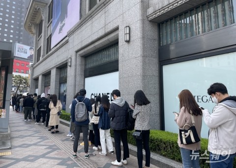 “연차내고 새벽부터 백 사러”···샤넬 가격인상 소문에 또 시작된 ‘오픈런’