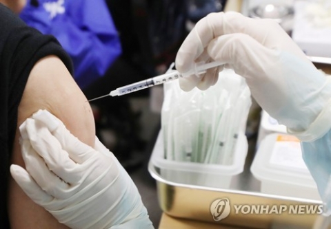 AZ 접종 30대男, ‘혈소판 감소성 혈전증’ 사망···백신 부작용 첫 사례