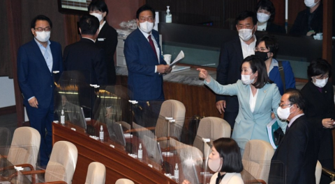 국민의힘, 김상희 부의장 발언 반발해 본회의장 퇴장
