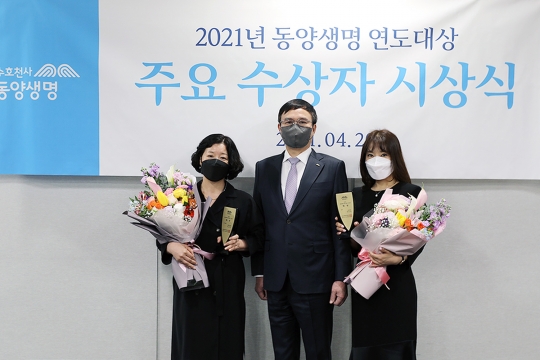 지난 20일 서울 종로구 동양생명 본사에서 진행된 ‘2021 연도대상 시상식’에 참석한 뤄젠룽 사장(가운데)과 대상 수상자인 장금선 명예이사(오른쪽), 정순님 명인이 기념촬영을 하고 있다. 사진=동양생명