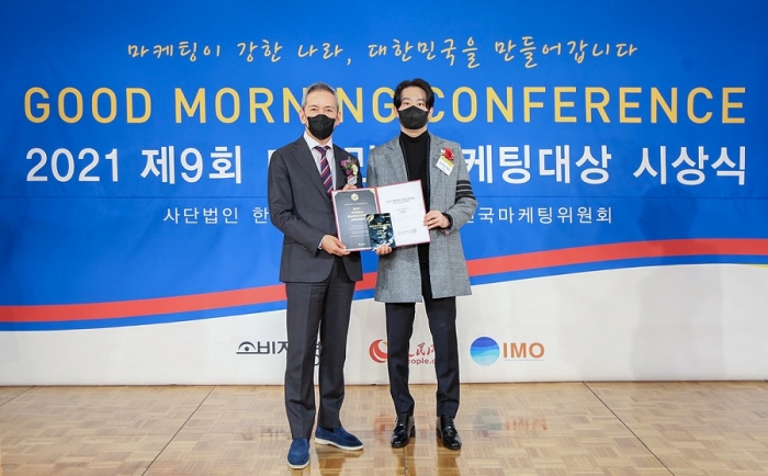 임현섭 넷마블 뉴미디어 팀장(오른쪽)과 한국마케팅협회 이환성 이사. 사진=넷마블