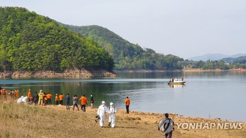 청주 대청호서 산불진화헬기 추락··· 1명 구조·1명 심정지