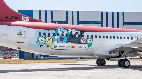 신한카드는 마스터카드와 공동으로 펭퀸 캐릭터 ‘판귄’ 이미지가 티웨이항공 항공기를 감싸는 래핑 광고를 진행한다. 사진=신한카드