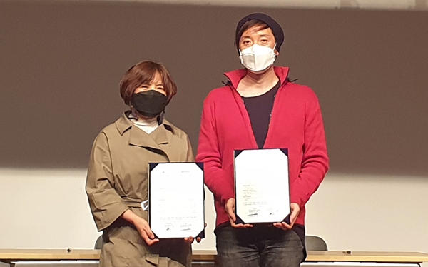 김미혜 대구가톨릭대 소프트웨어중심대학 사업단장(왼쪽)과 최형국 (사)경북게임콘텐츠산업협회장이 협약 체결 후 기념촬영을 하고 있다.(사진제공=대구가톨릭대학교)
