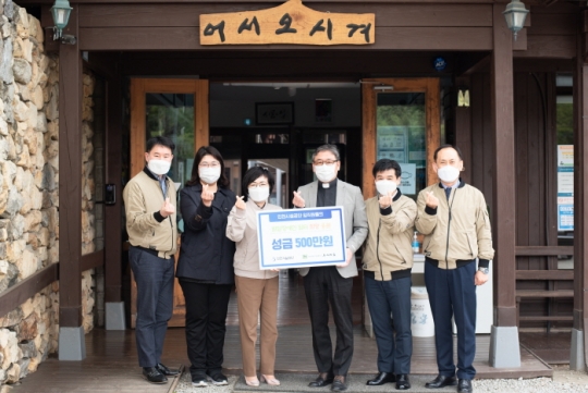 23일 인천시설공단 김영분 이사장(왼쪽 세 번째)이 강화도 우리마을에 성금을 전달하고 기념촬영을 하고 있다.