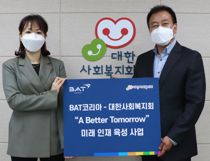 김은지 BAT코리아 사장(왼쪽)과 김석현 대한사회복지회 회장이 미래 인재육성 사업에 관한 업무협약을 체결했다. 사진=BAT코리아 제공