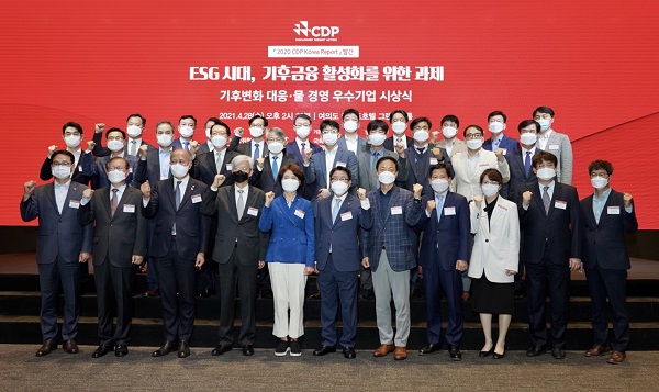 28일 오후 서울 여의도 글래드호텔에서 열린 ‘2020 CDP 기후변화 대응·물 경영 우수기업 시상식’에서 효성과 효성첨단소재가 ‘탄소경영 섹터 아너스’를 수상했다. 사진=효성 제공