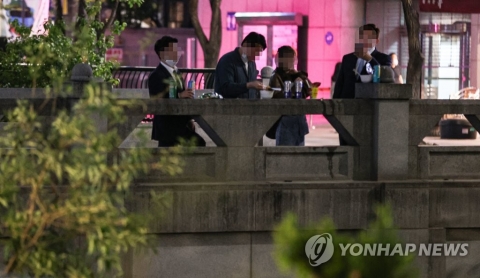 수도권 2단계-비수도권 1.5단계 거리두기 3주 더···방역수칙은