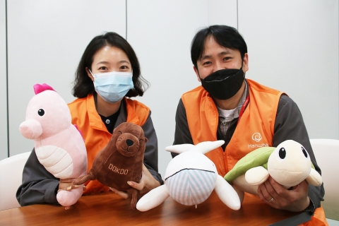 한화에어로스페이스 임직원, 폐플라스틱으로 인형 만들어 기증