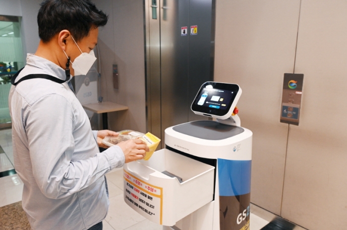 서울 강남구 역삼동에 위치한 GS타워에서 ‘LG 클로이 서브봇(LG CLOi ServeBot)’이 고객에게 편의점 주문 물건을 전달하고 있다. 사진=LG전자 제공