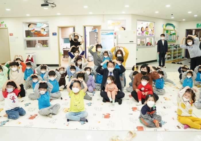 김종식 시장이 4일 지역아동센터와 어린이집을 방문하며 아동들을 격려하고 있다.