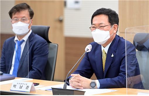 박남춘 인천시장(오른쪽)이 4일 시청 공감회의실에서 열린 인천 독립 40년 시민자문단 회의에서 인사말을 하고 있다.