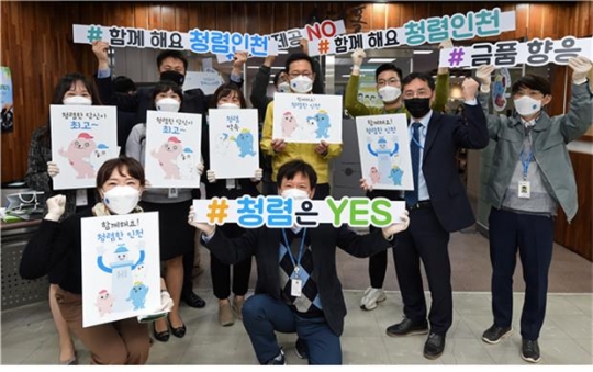 박남춘 인천시장이 지난 4월 9일 시청 소담홀 입구에서 직원들에게 청렴마스크 패치 등을 나눠 주며 청렴캠페인을 하고 있다.