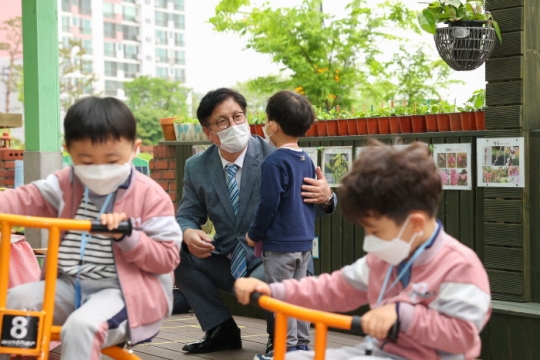 7일 도성훈 교육감이 사랑유치원을 방문해 유아들의 등원을 맞이하고 있다.