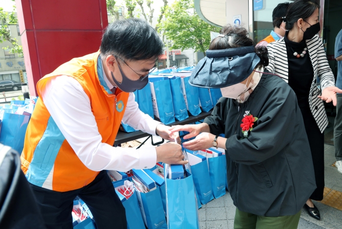 손병두 한국거래소 이사장(왼쪽)이 7일 취약계층 노인들에게 건강식품을 전달하고있다. 사진=한국거래소 제공