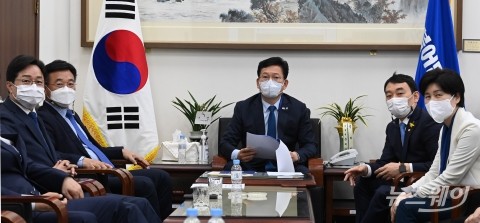 與 초선의원들 “장관 후보자 1인 이상 철회”···지도부 “靑에 전달”