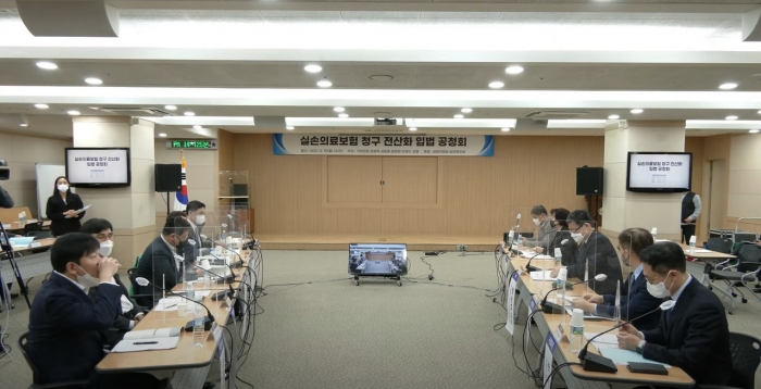 지난 5월 더불어민주당 김병욱 의원 등이 주최한 ‘실손보험금 청구 전산화 입법공청회’ 참석자들이 토론을 하고 있다. 사진=김병욱 의원 유튜브 채널