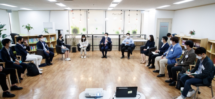 금융위원회는 금융발전심의회(금발심) 내 특별위원회로 청년분과(금발심 퓨처스)를 설치하고 지난 12일 서울 세종대로 정부서울청사에서 1980년대~1990년대생으로 구성된 금발심 퓨처스 위원들과 금융위 내 2030세대 직원들과 첫 회의를 열었다. 사진=금융위원회 제공