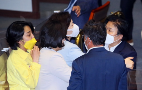 본회의장 막말 논란···정의당-문정복, 서로 입장 갈려