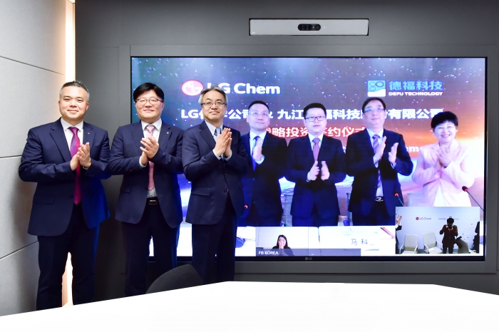 LG화학 남철 전무(좌측 3번째)와 DeFu Ma Ke 동사장(우측 2번째)이 지분투자 체결식에서 기념사진을 촬영하고 있다. 사진=LG화학 제공