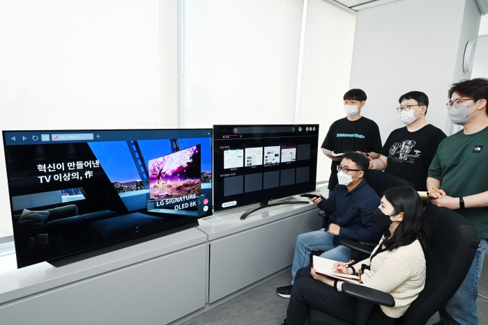 LG전자 연구원들이 최신 TV와 재작년 출시된 제품에 각각 탑재된 webOS 브라우저를 비교해가며 테스트를 진행하고 있다. 사진=LG전자 제공