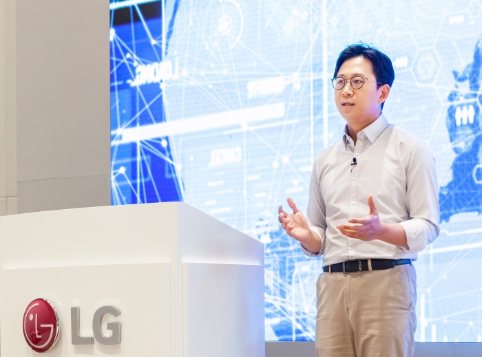 배경훈 LG AI연구원장이 17일 비대면 방식으로 진행된 ‘AI 토크 콘서트’에서 초거대 인공지능(AI) 개발에 1억 달러를 투자한다고 발표하고 있다. 사진=LG 제공